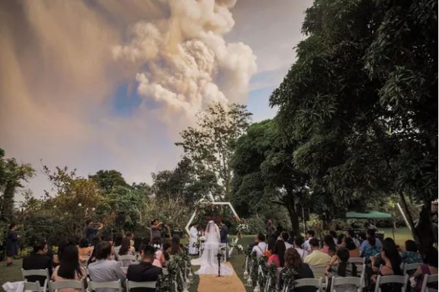 Đang kết hôn thì ngọn núi lửa ở gần bất ngờ xì khói, cặp đôi có luôn bộ ảnh cưới để đời mà chẳng cần photoshop - Ảnh 1.