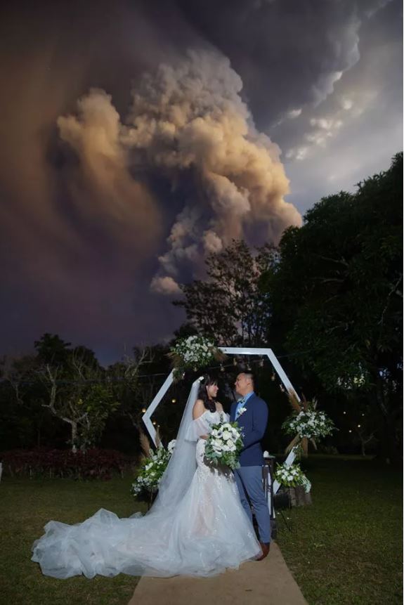 Đang kết hôn thì ngọn núi lửa ở gần bất ngờ xì khói, cặp đôi có luôn bộ ảnh cưới để đời mà chẳng cần photoshop - Ảnh 2.