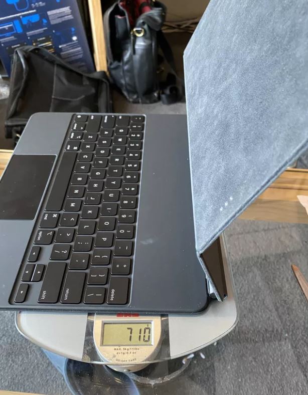 iPad Pro kết hợp bàn phím Magic Keyboard mới nặng hơn cả một chiếc MacBook Air 13 inch - Ảnh 1.