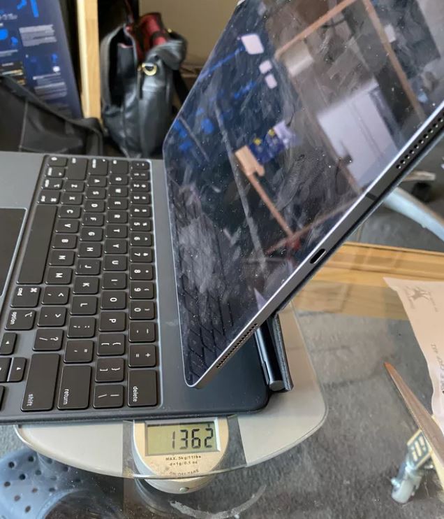 iPad Pro kết hợp bàn phím Magic Keyboard mới nặng hơn cả một chiếc MacBook Air 13 inch - Ảnh 2.