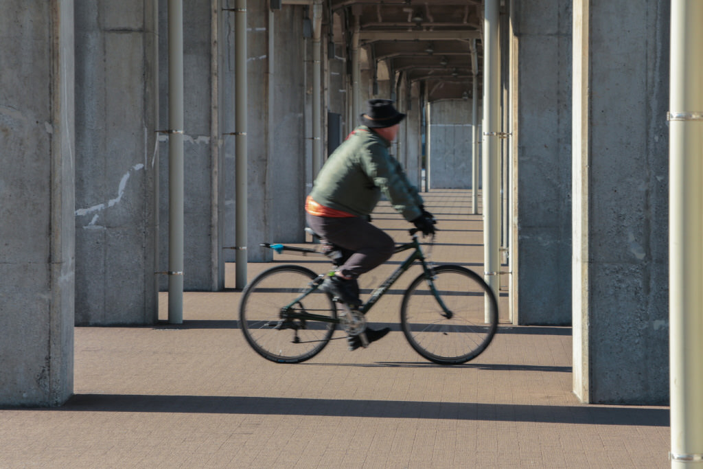 Ảnh đường phố chụp một người đàn ông đi xe đạp